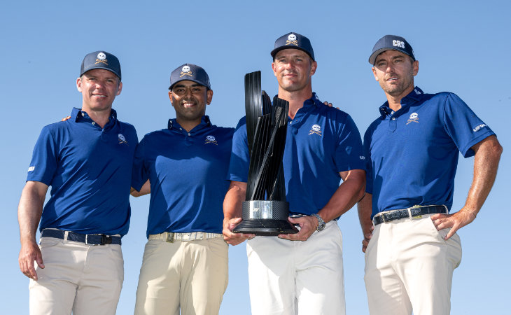 Die Crushers GC mit Bryson DeChambeau präsentieren eine Trophäe