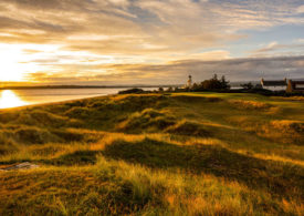 Ein Links-Golfplatz vor einem Sonnenaufgang