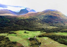 Ein Golfplatz vor Bergen in den schottischen Highlands