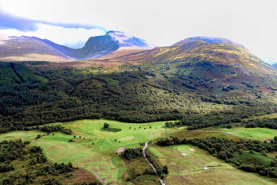 Ein Golfplatz vor Bergen in den schottischen Highlands