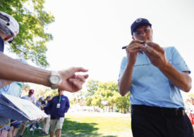 Jordan Spieth schreibt ein Autogramm auf einen Golfball