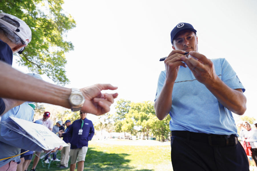 Jordan Spieth schreibt ein Autogramm auf einen Golfball