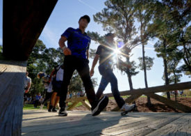 Viktor Hovland und Rory McIlroy laufen über eine Brücke im TPC Sawgrass