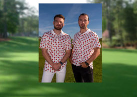 Zwei Männer in gepunkteten Golf-Shirts