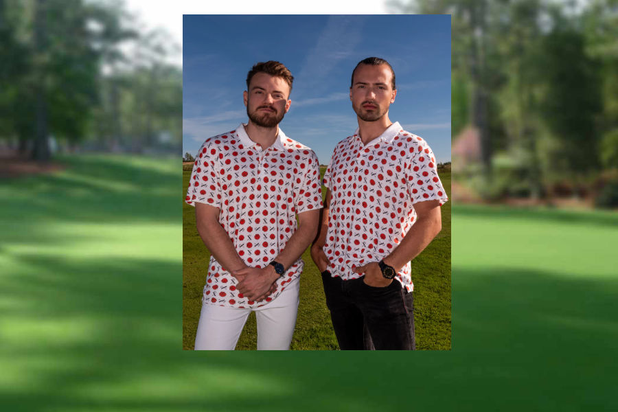 Zwei Männer in gepunkteten Golf-Shirts