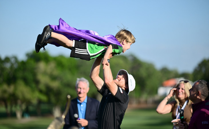 Peter Malnati hebt jubelnd seinen Sohn in die Luft