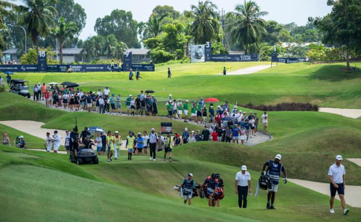 Golfer und Zuschauer auf dem Classic Course in Singapur