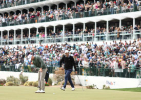 Scottie Scheffler und Wyndham CLark auf dem Green im vollbesetzten TPC Scottsdale