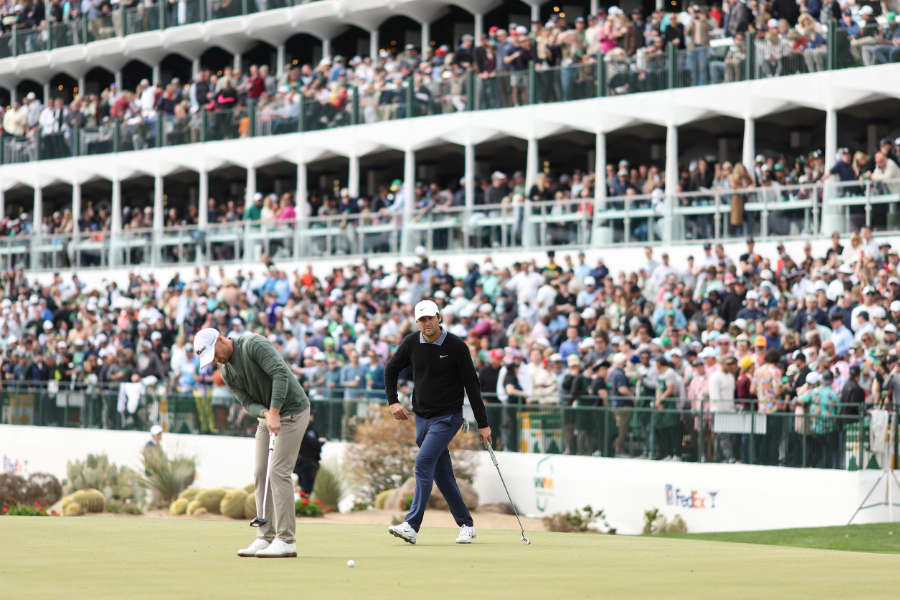 Scottie Scheffler und Wyndham CLark auf dem Green im vollbesetzten TPC Scottsdale