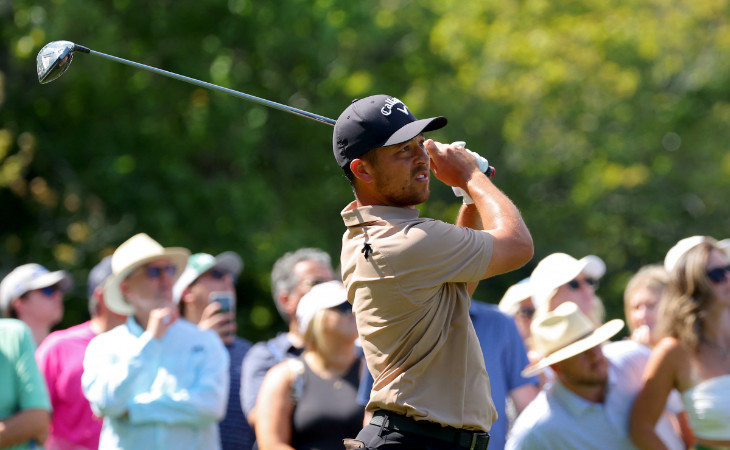 Xander Schauffele schaut seinem abgeschlagenen Ball hinterher