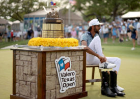 Akshay Bhatia zieht sich die Cowboy-Stiefel für den Sieger der Valero Texas Open an