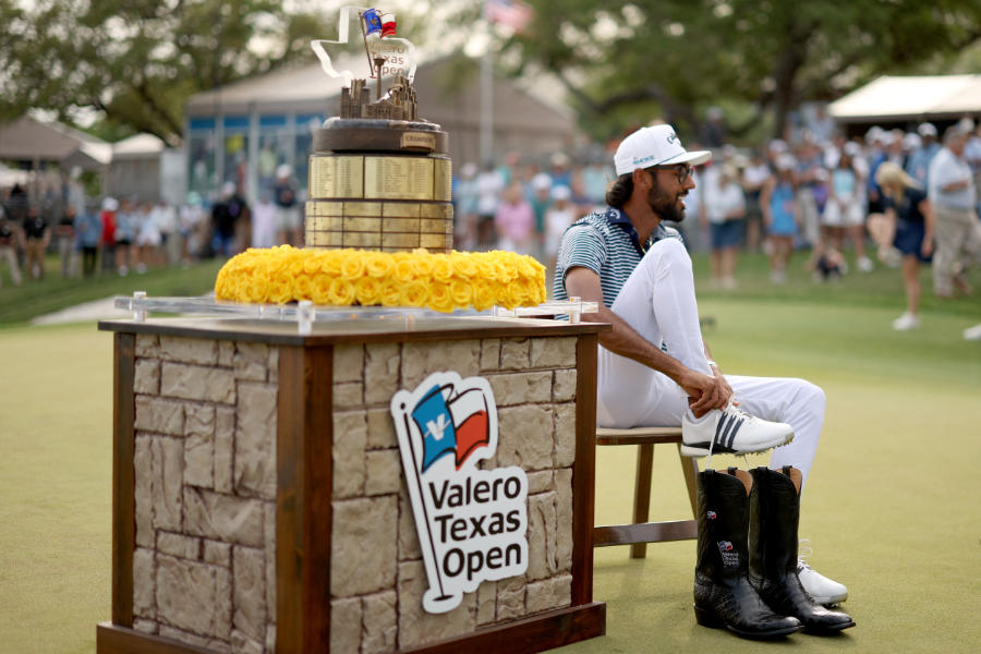 Akshay Bhatia zieht sich die Cowboy-Stiefel für den Sieger der Valero Texas Open an