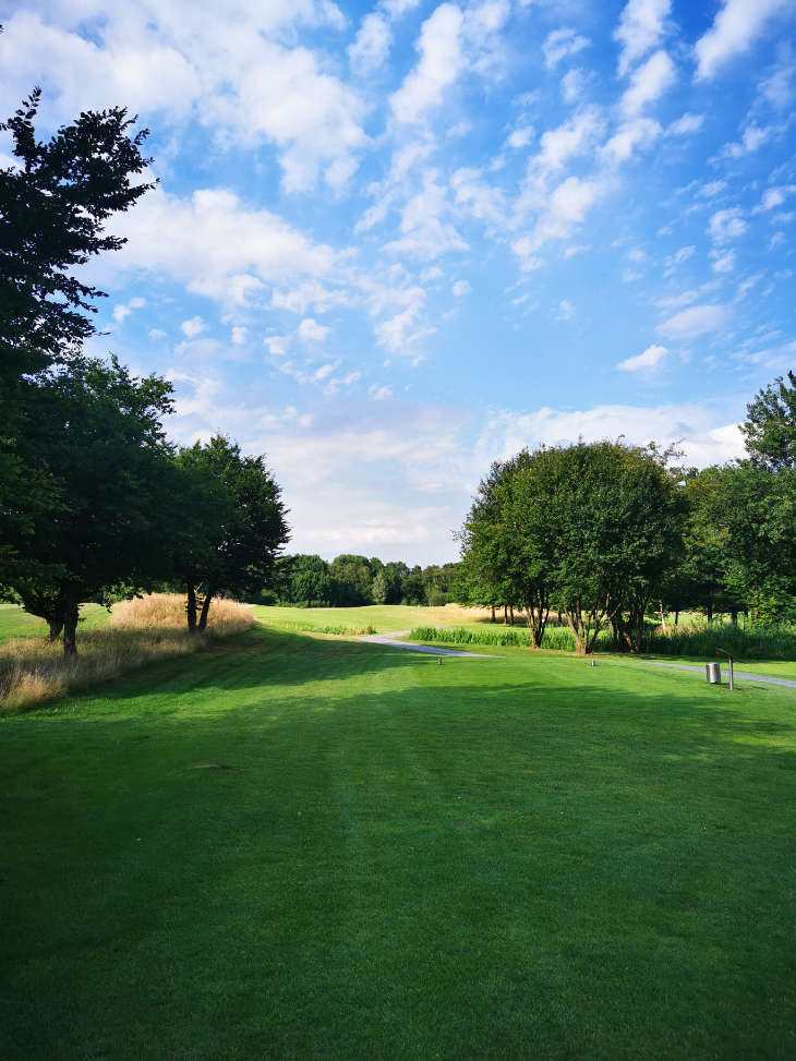 Ein Fairway auf einem Golfplatz