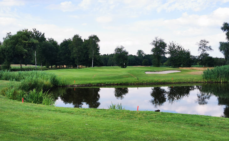 Ein Teich auf einem Golfplatz