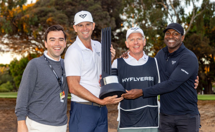 Brendan Steele und sein Caddie mit der Trophäe des LIV-Events in Adelaide