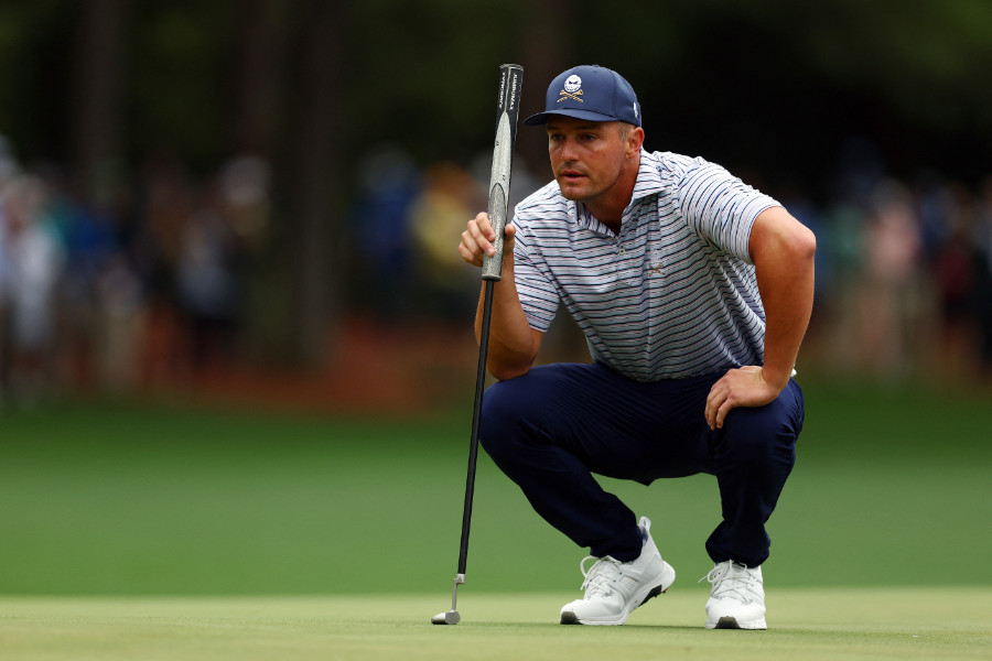 Bryson DeChambeau in der Hocke auf dem Green