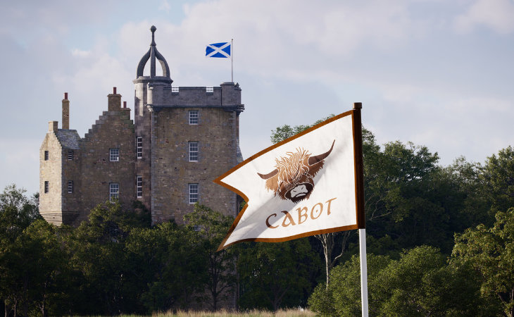 Ein Schloss mit schottischer Fahne, im Vordergrund die Fahne des Cabot Golfclubs