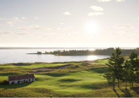 Ein See und eine Hütte auf einem schottischen Golfplatz