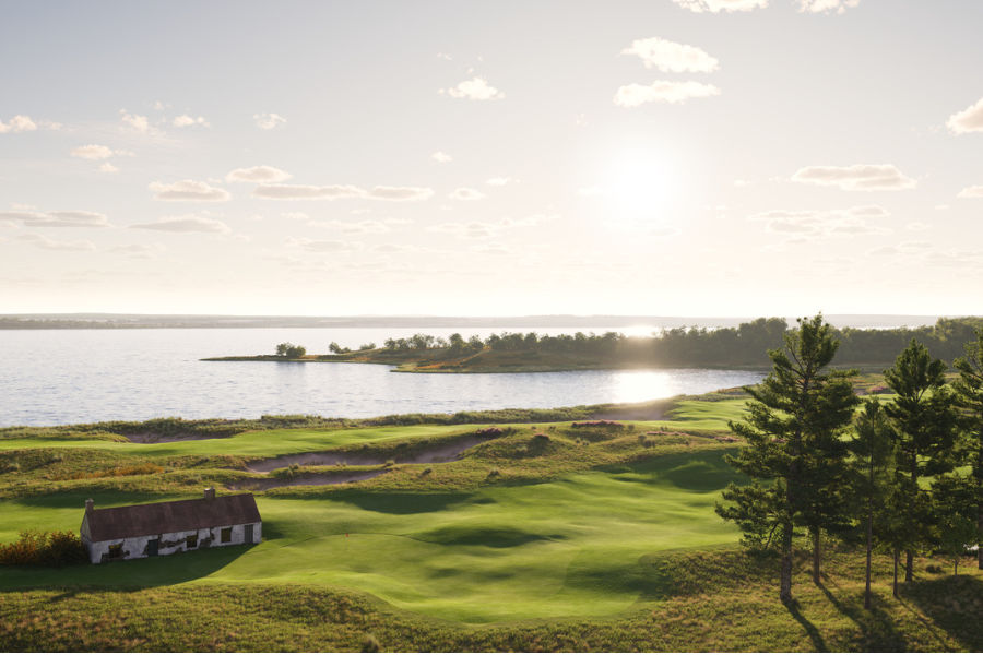 Ein See und eine Hütte auf einem schottischen Golfplatz