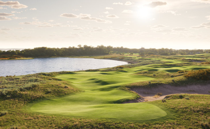 Ein See auf einem schottischen Golfplatz