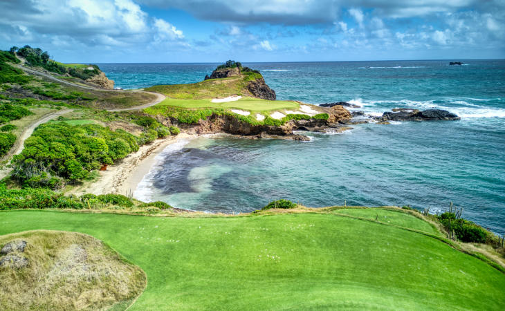 Ein Green auf einem Golfplatz am Meer