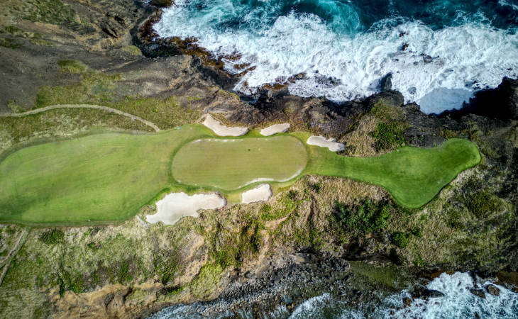 Drohnenansicht einer Golfbahn auf einer Insel