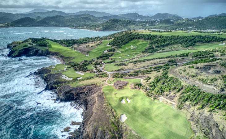 Panoramablick auf einen Golfplatz am Meer