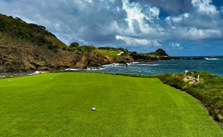 Eine Tee auf einem Golfplatz am Meer