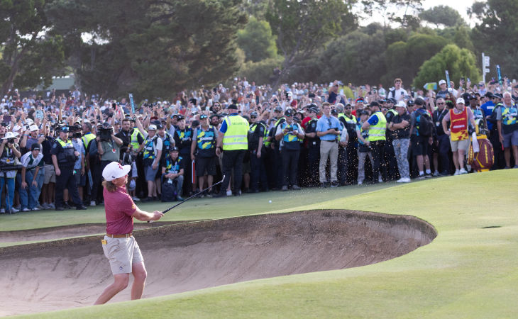 Cameron Smith schlägt vor vielen Fans einen Ball aus dem Sandbunker