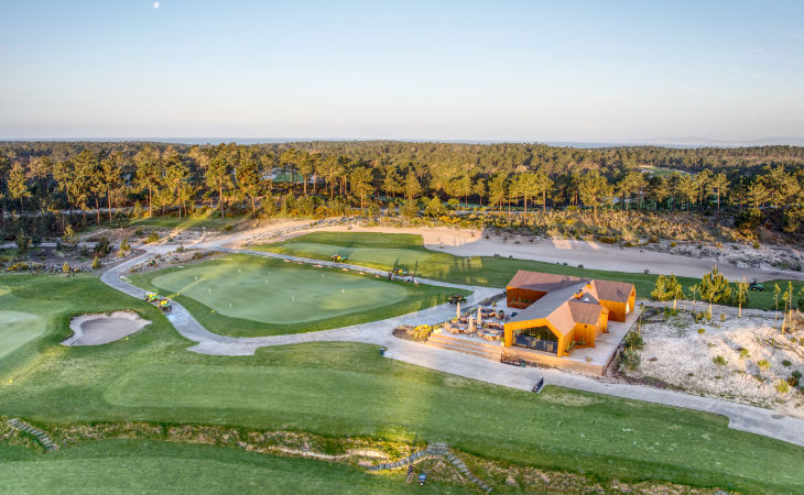 Luftaufnahme von einem Clubhaus auf einem Golfplatz