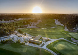 Sonnenuntergang über einem Golfplatz