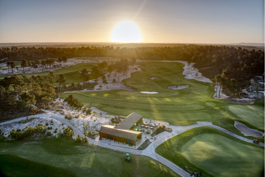 Sonnenuntergang über einem Golfplatz