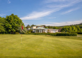 Eine Fahne und ein Clubhaus auf einem Golfplatz