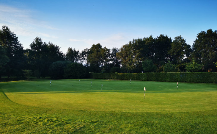 Ein Puttinggreen auf einem Golfplatz