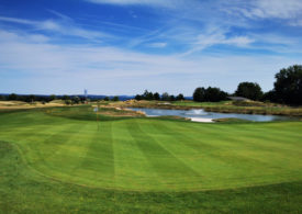 Ein Green und ein Teich auf einem Golfplatz