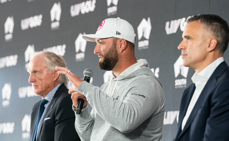 Jon Rahm mit Mikrofon in einer Pressekonferenz