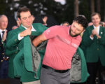 Scottie Scheffler streift Jon Rahm das grüne Jackett für den Sieger des Masters in Augusta über