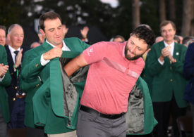 Scottie Scheffler streift Jon Rahm das grüne Jackett für den Sieger des Masters in Augusta über