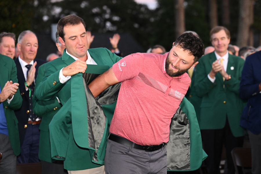 Scottie Scheffler streift Jon Rahm das grüne Jackett für den Sieger des Masters in Augusta über