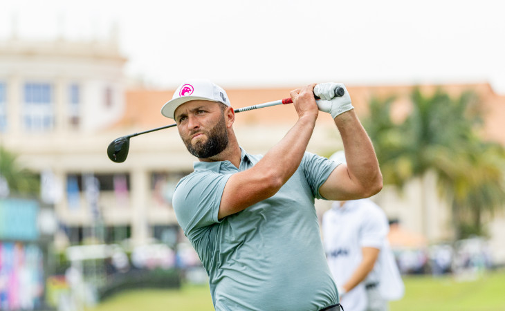 Jon Rahm beim Abschlag mit dem Driver