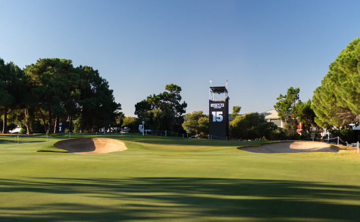 Ein Fairway und Sandbunker auf einem Golfplatz