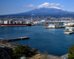 Der Mount Fuji hinter einem Industriegebiet in der Shizuoka Präfektur