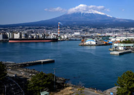 Der Mount Fuji hinter einem Industriegebiet in der Shizuoka Präfektur