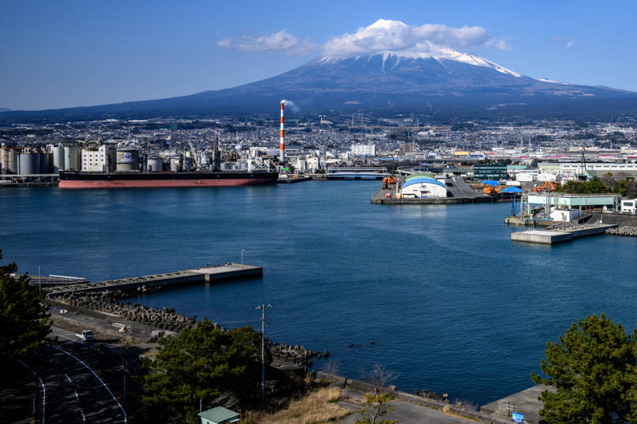 Der Mount Fuji hinter einem Industriegebiet in der Shizuoka Präfektur