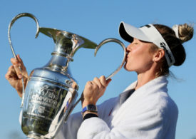 Nelly Korda küsst die Trophäe der The Chevron Championship