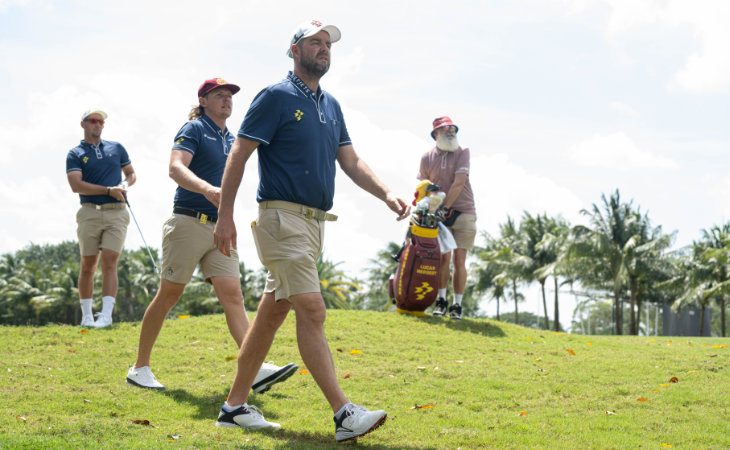 Lucas Herbert und Cameron Smith von Ripper GC schreiten auf dem Golfplatz entlang