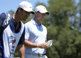 Rory McIlroy läuft neben seinem Caddie auf der Valero Texas Open 2024
