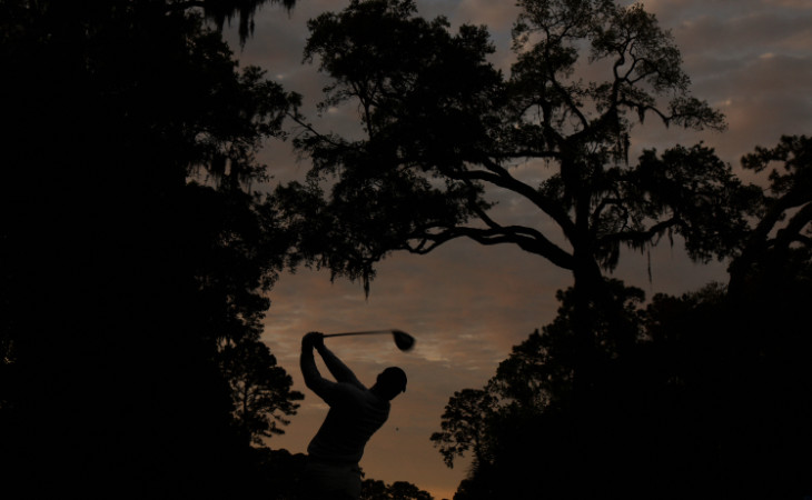 Die schattigen Umrisse von Rory McIlroy unter Bäumen beim RBC Heritage