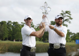 Rory McIlroy und Shane Lowry stemmen die Trophäe der Zurich Classic of New Orleans in die Luft