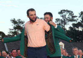 Jon Rahm streift Scottie Scheffler das grüne Jackett für den Sieg beim Masters über